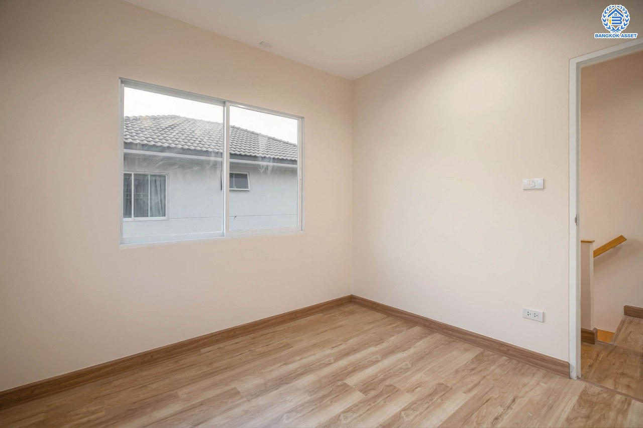 บ้านมือสองตกแต่งใหม่ สังคมคุณภาพแบรนด์ LH โครงการ อินนิซิโอ ปิ่นเกล้า-วงแหวน หลังมุม เนื้อที่ 52.5 ตร.ว. ฟังก์ชัน 3 ห้องนอน 2 ห้องน้ำ 2 ที่จอดรถ บนทำเลศักยภาพ เดินทางสะดวก เชื่อมต่อทั้งปิ่นเกล้า-ศาลายา ใกล้เซ็นทรัลเวสต์เกต รถไฟฟ้าสายสีม่วง "สถานีตลาดบางใหญ่" และทางด่วน "กาญจนาภิเษก"